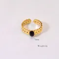 Detail eines böhmischen Goldrings mit schwarzem ovalem Edelstein und Blattmusterstruktur - Schwarzer Achat
