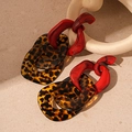 Détail de boucles d'oreilles en acrylique avec résine rouge foncé et maillons léopard - Boucles d'oreilles géométriques en acrylique rouge café léopard
