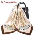 Foulard quadrato in raso bianco sporco con stampa floreale e bordo caffè su borsa - Bianco Sporco