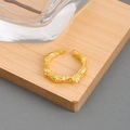 Minimalistischer verstellbarer Ring mit unregelmäßiger Lavatextur in Goldoptik - Einstellbar Offen / Gold