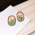 Dettaglio di orecchini vintage francesi con tulipano smaltato e intarsio di perle - Perno in Argento - Orecchini a Bottone Ovali con Fiore Verde