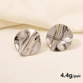 Detalle macro de pendientes de acero inoxidable 304 con textura irregular, 2,7 cm - D162-S Plata Disco Arrugado Irregular / Plateado