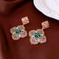 Détail de boucles d'oreilles fleurs en zircon coloré avec placage or sur velours brun - Plaqué Or (Tige en Argent 925)