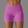 Vista dettagliata della trama a costine senza cuciture e della vita alta incrociata degli shorts - Taglia S / Pantaloni e gonne / Rosa Rossa