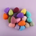 Gekleurde make-upsponsjes in druppelvorm in diverse pasteltinten op roze achtergrond - Waterdruppelvorm Willekeurige Kleur - OPP Tas