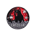 Runde Catzilla-Emaille-Anstecknadel mit schwarzer Katzen-Silhouette vor roter Sonne - Catzilla Stil (QHXZ239)
