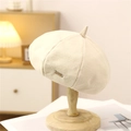 Elegante basco ottagonale beige con trama fine e dettaglio in metallo su supporto - Bianco Sporco