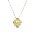 Collana dorata con ciondolo a rilievo con uccello e bordo di gemme verdi su sfondo bianco - Uccello volante rotondo con pietra preziosa verde