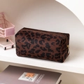 Détail d'une trousse à maquillage léopard en velours côtelé avec fermeture éclair dorée - Style Léopard