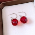 Dettaglio di grandi ciondoli a forma di mela rossa traslucida su orecchini in argento S925 - Perno in Argento - Argento - Rosso