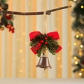 Dettaglio di campana di Natale rustica con fiocco di juta rossa e bacche decorative - caffè