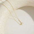 Elegante goldene Saturn-Halskette mit Opal und Zirkon auf minimalistischem Keramikständer - 14K Vergoldet/Planet Opal MAMA