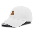 Primer plano de gorra de algodón blanca con bordado detallado de un osito de peluche - Talla única / Blanco