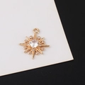 Makroaufnahme von Sternanhänger aus Gold mit Zirkonia-Inlay für DIY-Schmuckherstellung - 1 Stück / Weiß