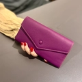 Elegantes langes Portemonnaie aus lila Leder mit Narbung, Umschlag und Druckknopf - Anemonenviolett