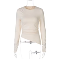 Détail d'un haut beige ajusté à manches longues avec taille froncée et ourlet asymétrique - Abricot