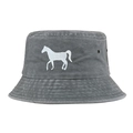 Dettaglio del ricamo a cavallo bianco su un cappello a secchiello in cotone grigio - Regolabile / Grigio