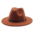 Détail d'un chapeau en laine caramel avec bande en cuir marron et boucle dorée - M (56-58cm) / Couleur caramel
