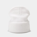 Klassieke witte geribbelde gebreide muts met omslag voor winterwarmte en hiphopstijl - M (56-58cm) / Wit