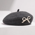 Detail der Strickstruktur des grauen Berets mit cremefarbener Schleife auf Sockel - Verstellbar / Grau (Cremefarbene Schleife)