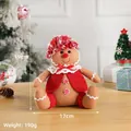 Peluche omino di pan di zenzero con cappello e gilet a quadri rossi natalizi per l'albero - Omino di pan di zenzero femminile seduto / 19cm x 17cm