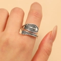 Vintage zilveren gothic ring met kruisreliëf en verstelbare open structuur - Antiek Zilver (WG-0833)