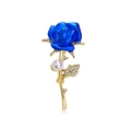 Spilla rosa dorata con petali in smalto blu, cristalli brillanti e una perla raffinata - Blu