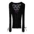 Elegante blusa in pizzo nero a maniche lunghe con scollo a V, fiocco e bordi a onde - S / Nero