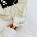 Bolso blanco acolchado con asa de perlas y correa de cadena dorada de moda - Blanco