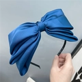 Detailansicht des eleganten dunkelblauen Haarreifs mit dreilagiger Satinschleife - Marineblau