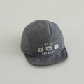Dettaglio del cappellino a righe per neonati con orsetti ricamati e visiera morbida - 48-50cm (1-2 anni) / Grigio Blu