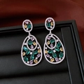 Dettaglio di orecchini vintage pendenti ovali con pietre di zirconia multicolore - Argento - Arcobaleno
