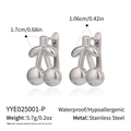 Guía de tallas de pendientes de cereza plateados con dimensiones y detalles de material - Cereza Plateada (YYE025001-P)
