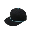 Dettaglio di un berretto da baseball nero a tesa piatta con cordino e bottone azzurro - M (56-58cm) / Nero e Blu