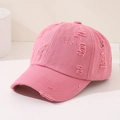 Détail de la casquette de baseball rose vieillie avec trous usés et texture en coton épais - 52cm (Recommandé 3-8 Ans) / Rose