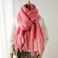 Gros plan sur l'écharpe rose en mohair avec texture douce et longues franges - Rouge pastèque / 240x38cm