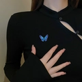 Spilla a farfalla in smalto sfumato blu con zirconi su un maglione nero di classe - Farfalla con Strass Blu Sfumato / Blu