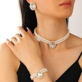 Detailaufnahme von doppelreihigem Perlen- und Strass-Schmuckset an einem Model - Gold Weiß