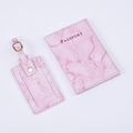 Set porta passaporto e targhetta per bagagli in pelle PU marmo rosa su sfondo bianco - Rosa
