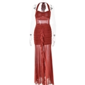 Dettaglio abito rosso a lupetto con inserti in mesh e spacco laterale con volant elegante - S / caffè