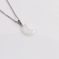 Détail d'une chaîne argentée avec un pendentif lune blanc translucide en opale ou œil de chat - Blanc