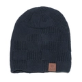 Dettaglio del berretto in maglia blu scuro con motivo a scacchi e patch in pelle applicata - M (56-58cm) / Blu Marino