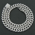 Dettaglio della catena cubana d'argento con strass scintillanti su sfondo nero rugoso - Argento / Collana-16 Pollici (circa 40cm)