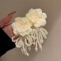 Pendientes florales de tela crema con borlas largas de perlas sintéticas sobre fondo cálido - Borla de doble flor en blanco crema (Pin de plata 16#)