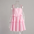 Detalle de tirantes ajustables y capas de volantes escalonados en vestido rosa - S / Rosa