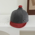 Dettaglio cappellino bicolore neonato in tela grigia con tesa rossa e patch good - 48-50cm (1-2 anni) / Grigio