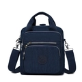 Vue détaillée du sac en nylon bleu marine à poches multiples et bandoulière réglable - Bleu clair