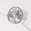 Bague arbre de vie en acier inoxydable poli avec design ajouré sur fond blanc - Réglable / Argenté