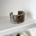 Unregelmäßiges Acetat-Armreif-Manschette mit braun-weißem Marmormuster und Glanz - Grau Kaffee Marmoriert