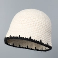 Dettaglio cappello a secchiello bianco all'uncinetto con bordo a zigzag nero - M (56-58cm) / Bianco sporco (con bordo smerlato nero)